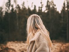 Pielęgnacja włosów suchych i puszących się – jakie kosmetyki mogą pomóc?