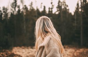 Pielęgnacja włosów suchych i puszących się – jakie kosmetyki mogą pomóc?