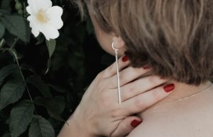 Wiszące kolczyki ze srebra – jak dobrać je do stylizacji i okazji?