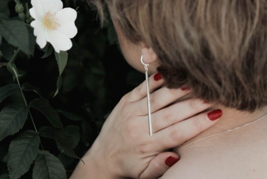 Wiszące kolczyki ze srebra – jak dobrać je do stylizacji i okazji?