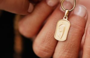 Złota biżuteria na komunię i chrzest: jak wybrać pamiątkowy łańcuszek z medalikiem