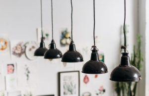 Lampy wiszące jako główna dekoracja wnętrza – jak wybrać model z efektem wow?