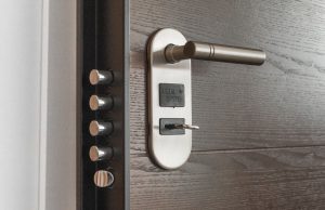 Elektroniczne zabezpieczenia drzwi – wygoda, bezpieczeństwo i nowoczesny design
